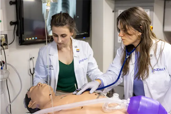 UND Medical Students in Simulator