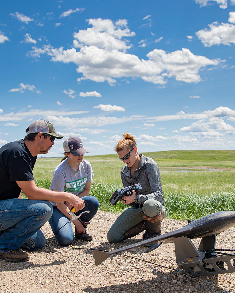 und faculty and students working with ducks