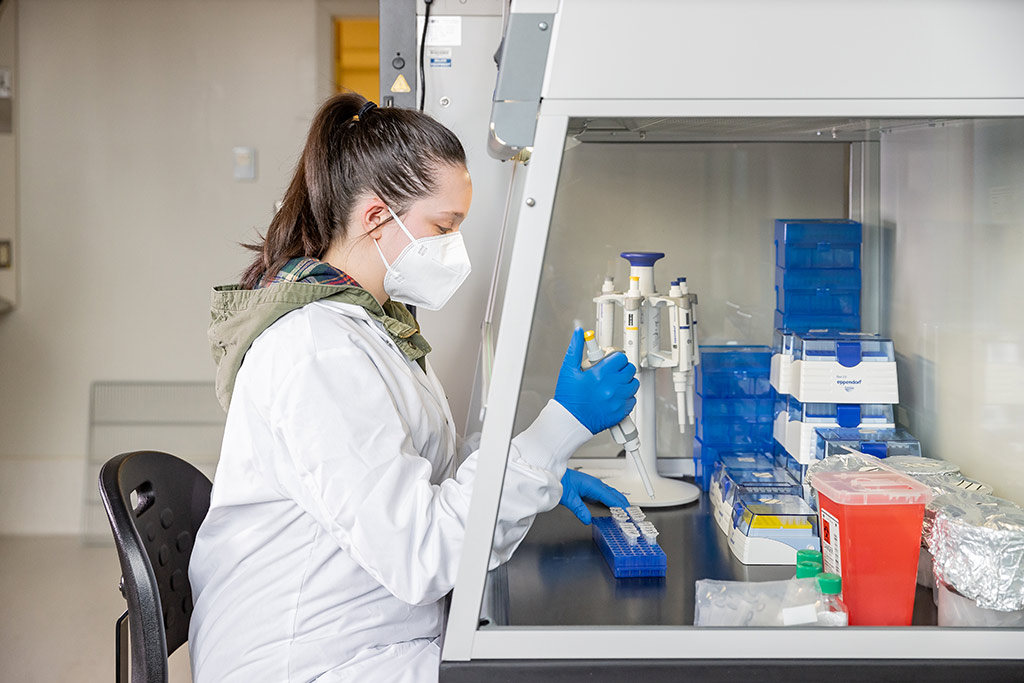 nicolette ras using test tubes in lab