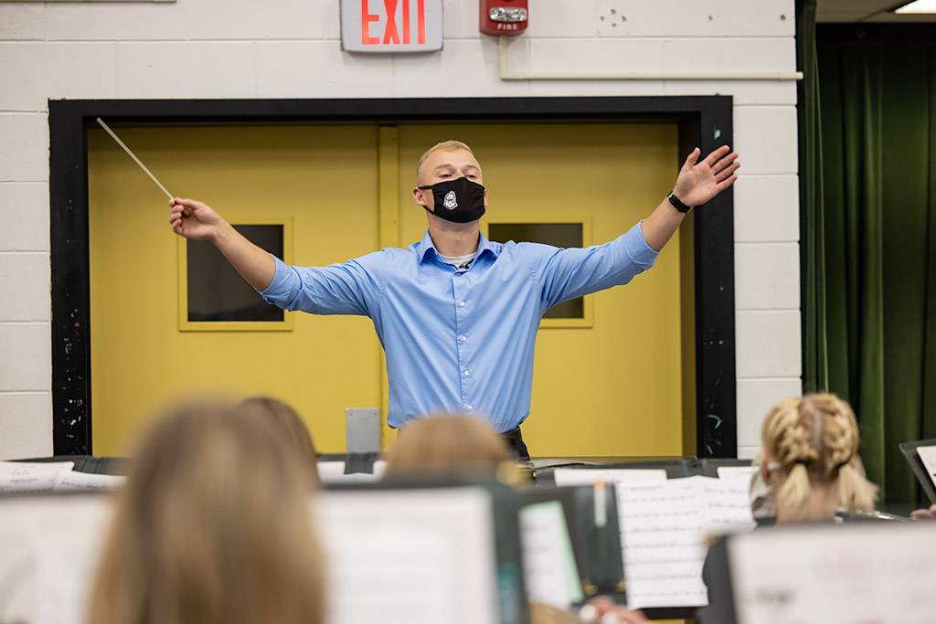 Zach Fischer conducts the UND band