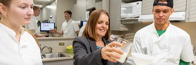 Accelerated Nutrition students in lab with instructor