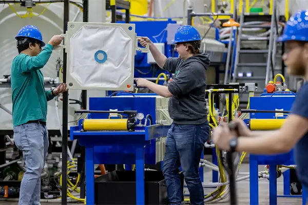 und engineers in lab