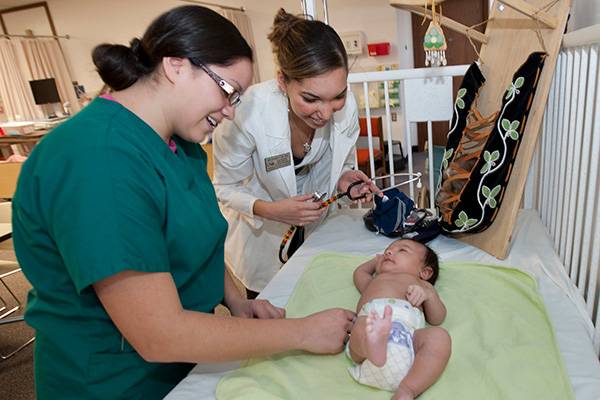 und nursing students with simulator