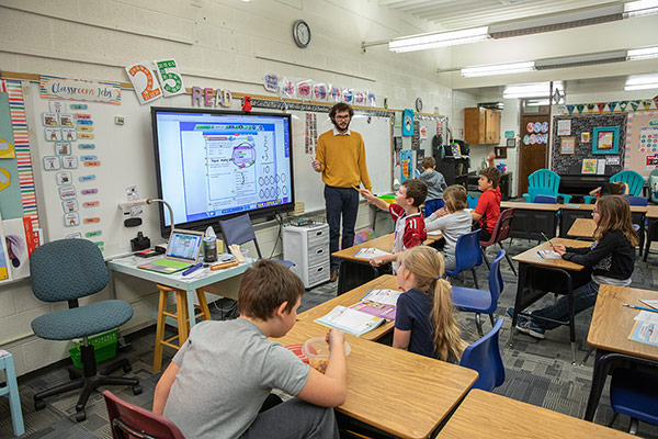 students teaches elementary classroom