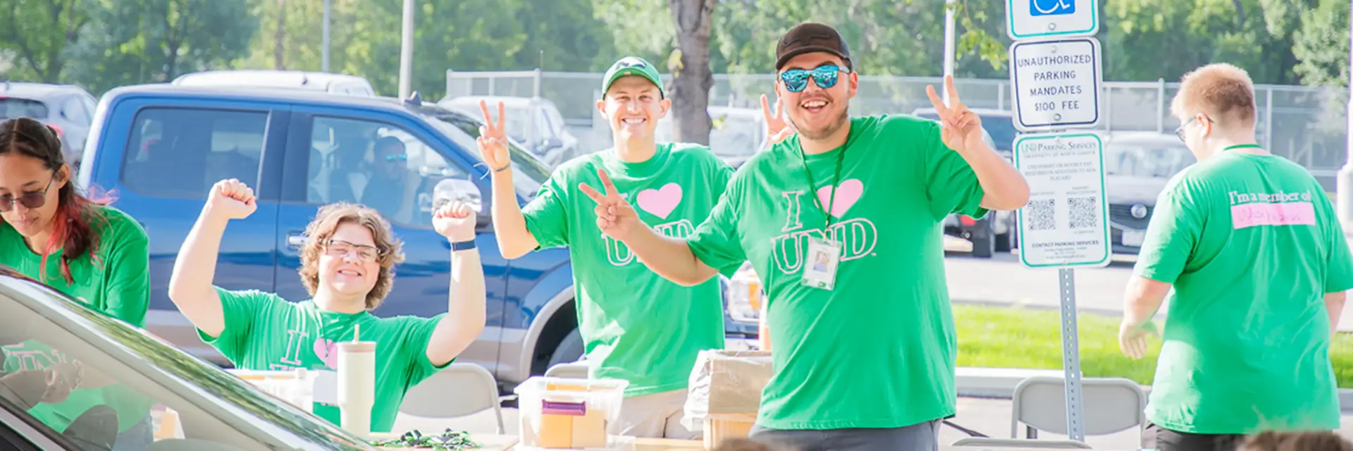 student staff welcomes new students at key pick-up